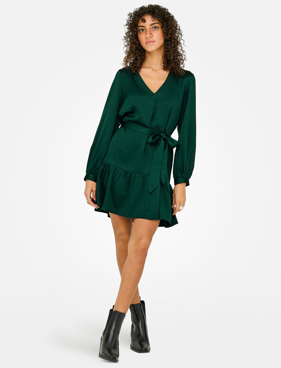 Robe satinée à col V avec ceinture Robe satinée à col V avec ceinture