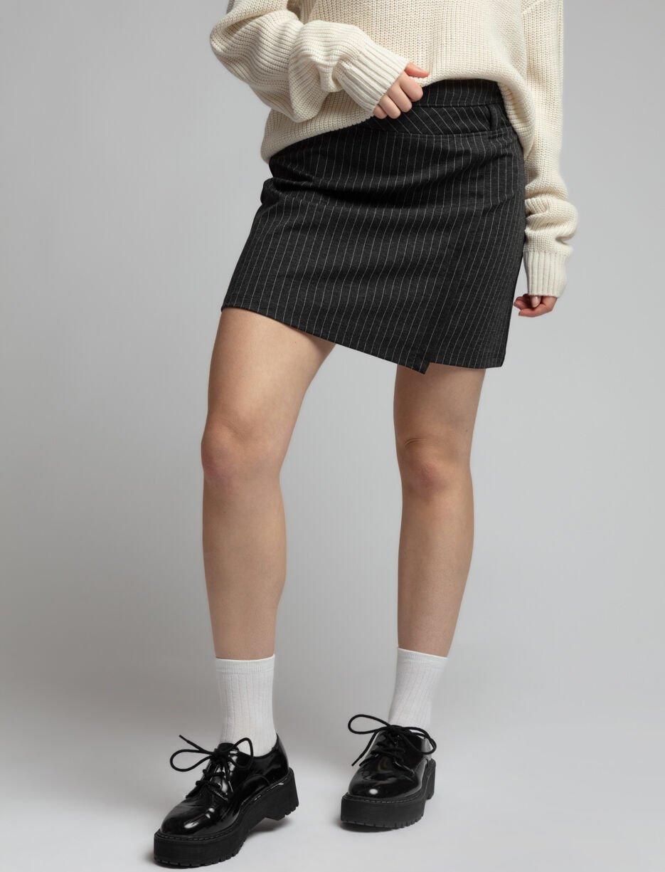 Jupe courte à rayures fines