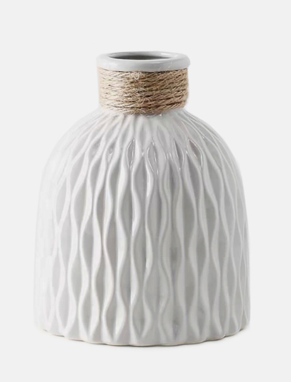 Vase en gr&egrave;s textur&eacute; avec corde