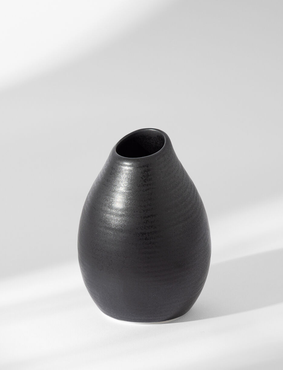 Petit vase texturé en porcelaine noire