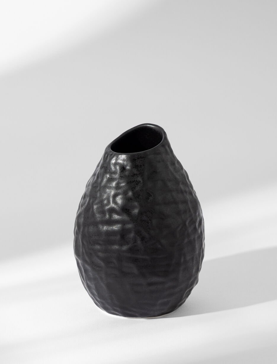 Petit vase texturé en porcelaine noire