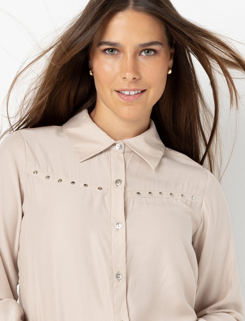 Chemise à détails métalliques