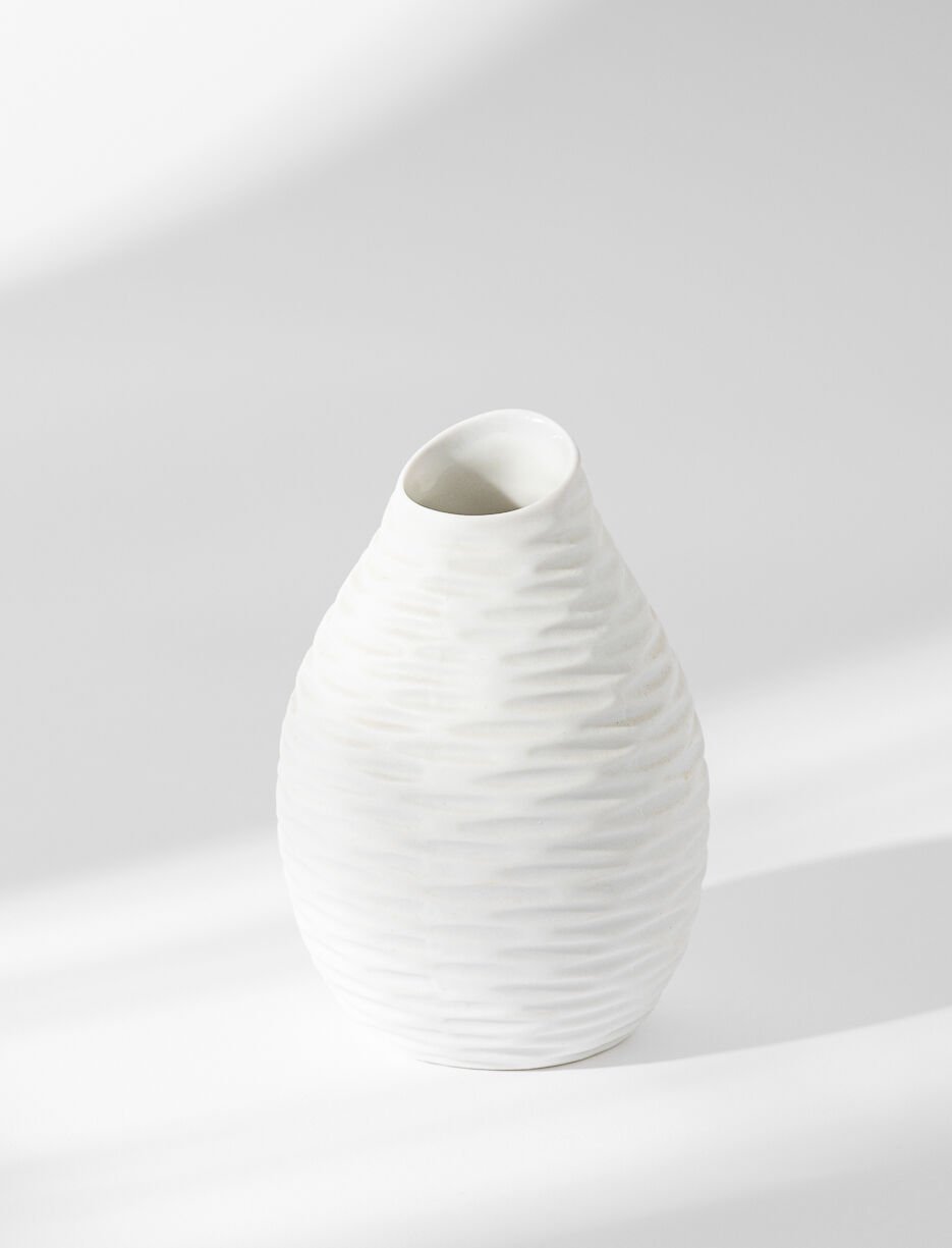 Petit vase en porcelaine texturé blanc