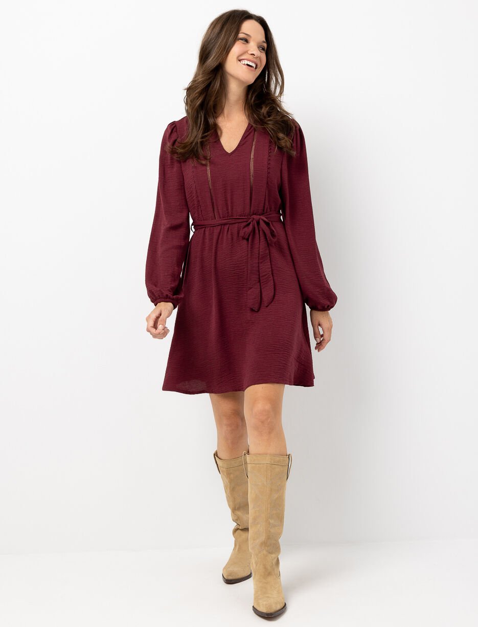Robe à col en V avec taille ceinturée Robe à col en V avec taille ceinturée