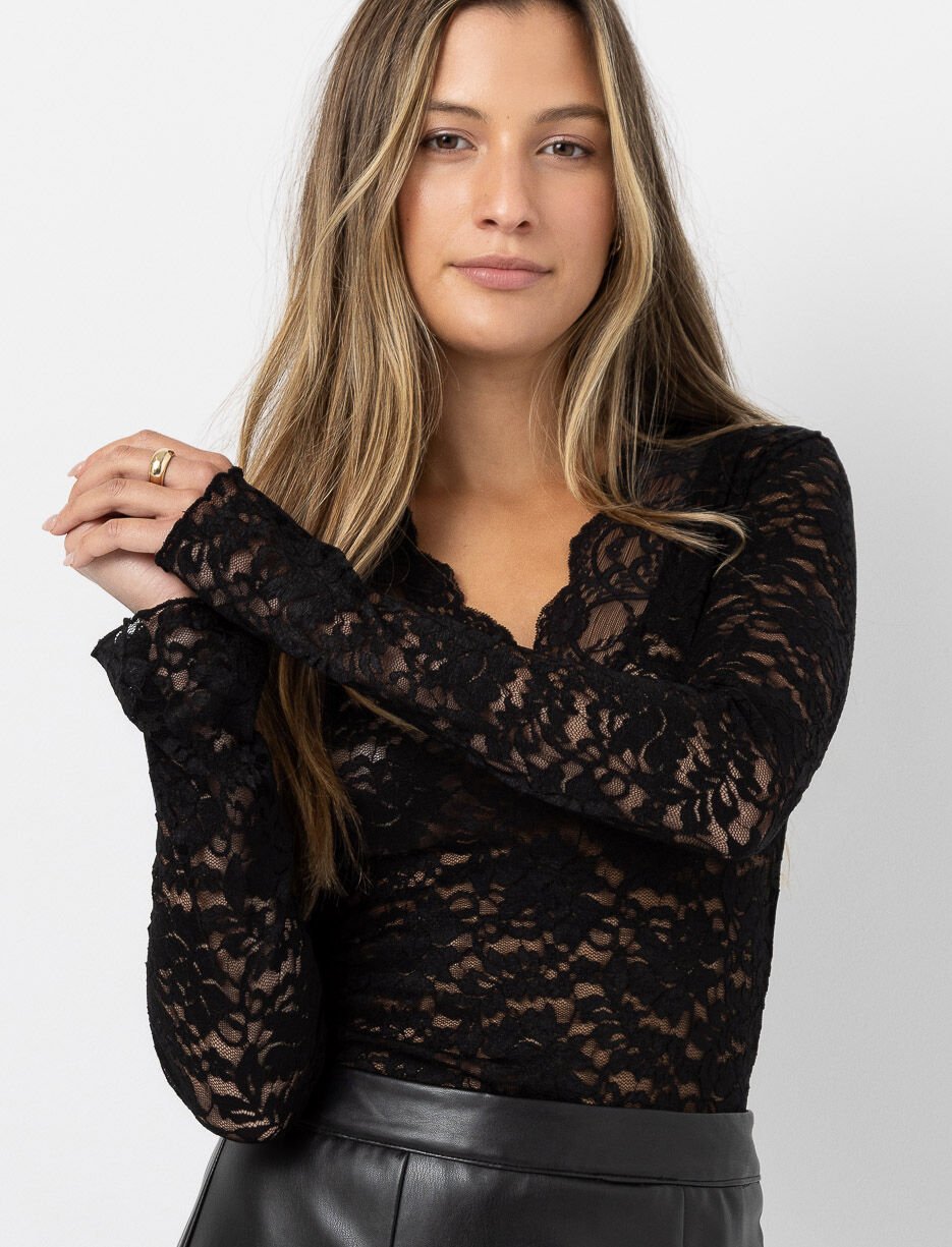 T-shirt en dentelle à col en V