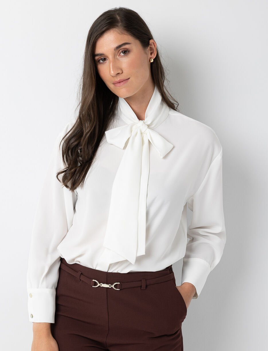 Blouse avec col à nouer et fentes latérales