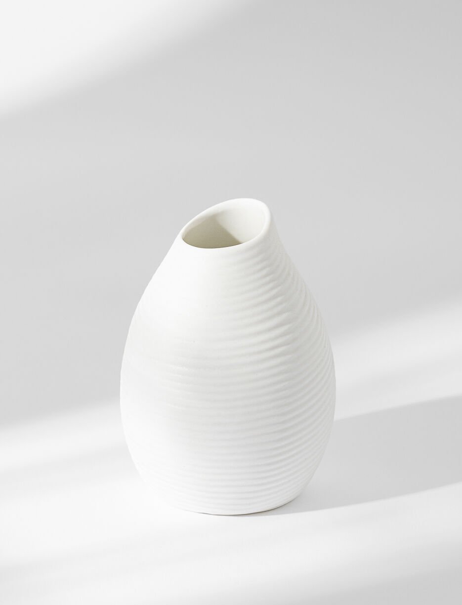 Petit vase en porcelaine texturé blanc