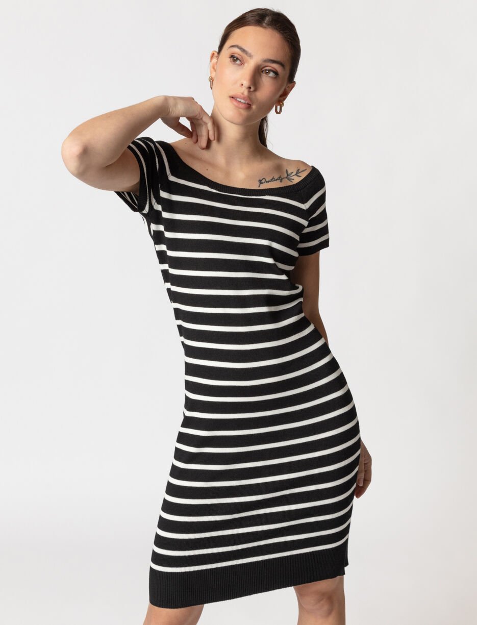Robe rayée en tricot à encolure bateau Robe rayée en tricot à encolure bateau