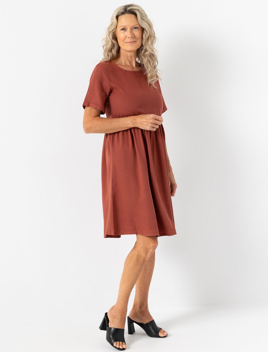 Robe unie cintrée à la taille