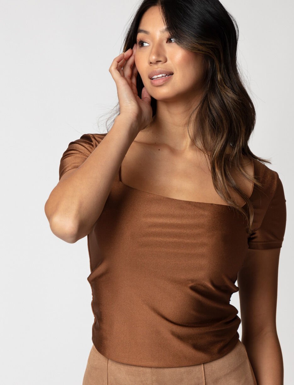 T-shirt ajusté à col carré