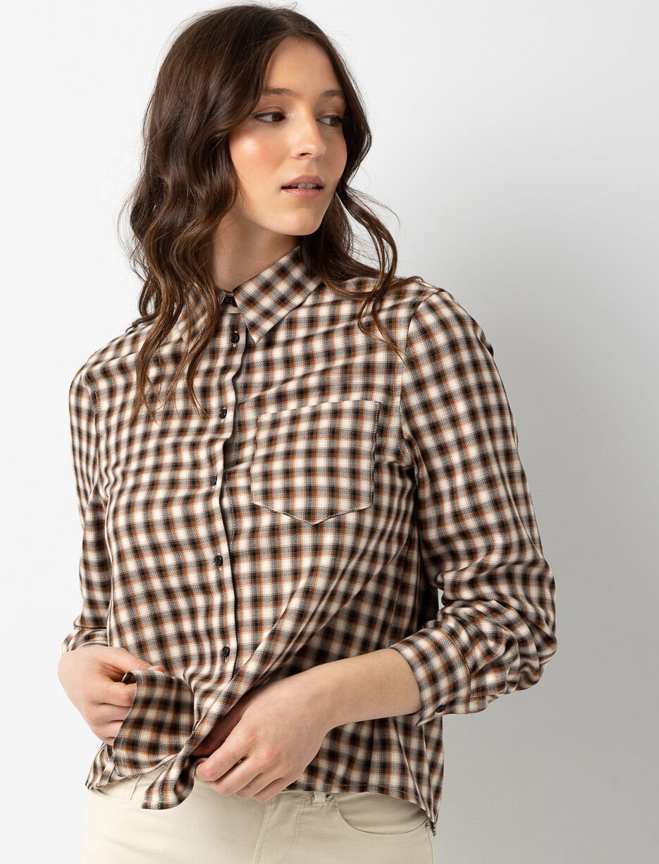 Chemise à carreaux nouée au dos