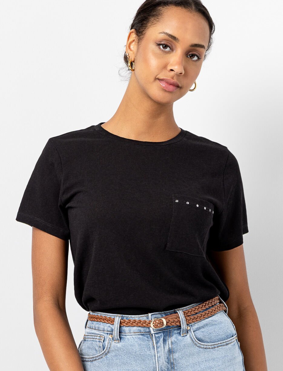 T-shirt uni à poche cloutée