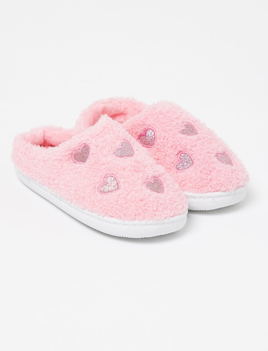 Pantoufles bouclées à coeurs 
