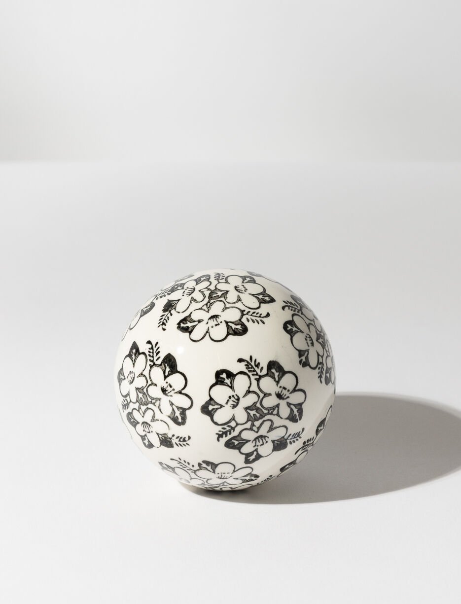 Boule décorative en céramique à motif floral Boule décorative en céramique à motif floral