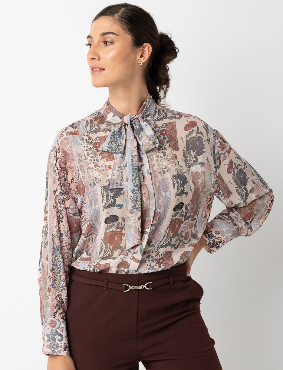 Blouse fleurie avec col à nouer