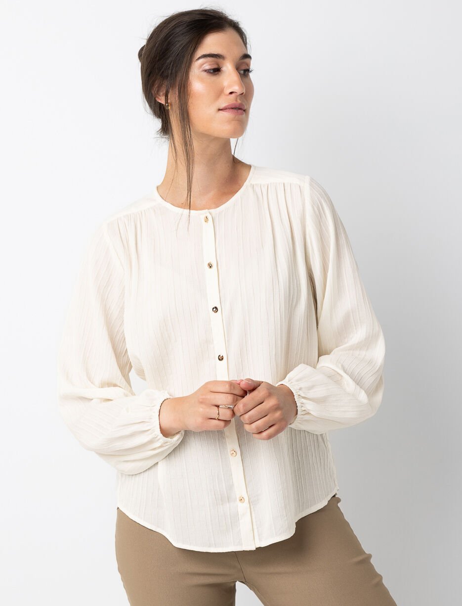 Blouse texturée à boutons dorés