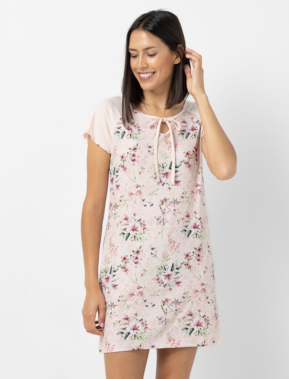 Chemise de nuit fleurie à manches volantées