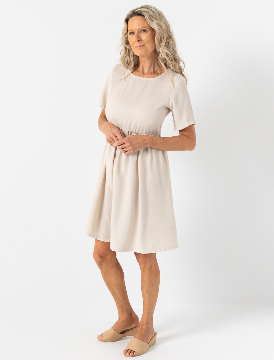 Robe unie cintrée à la taille