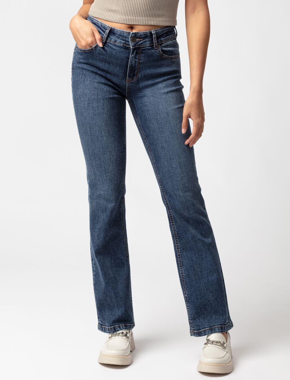 Jean semi-évasé à taille régulière