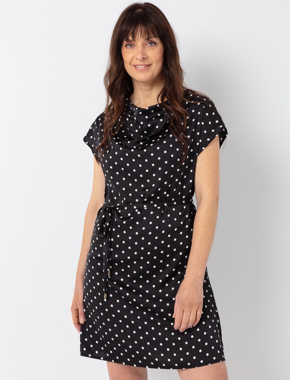 Robe à pois cintrée à la taille Robe à pois cintrée à la taille