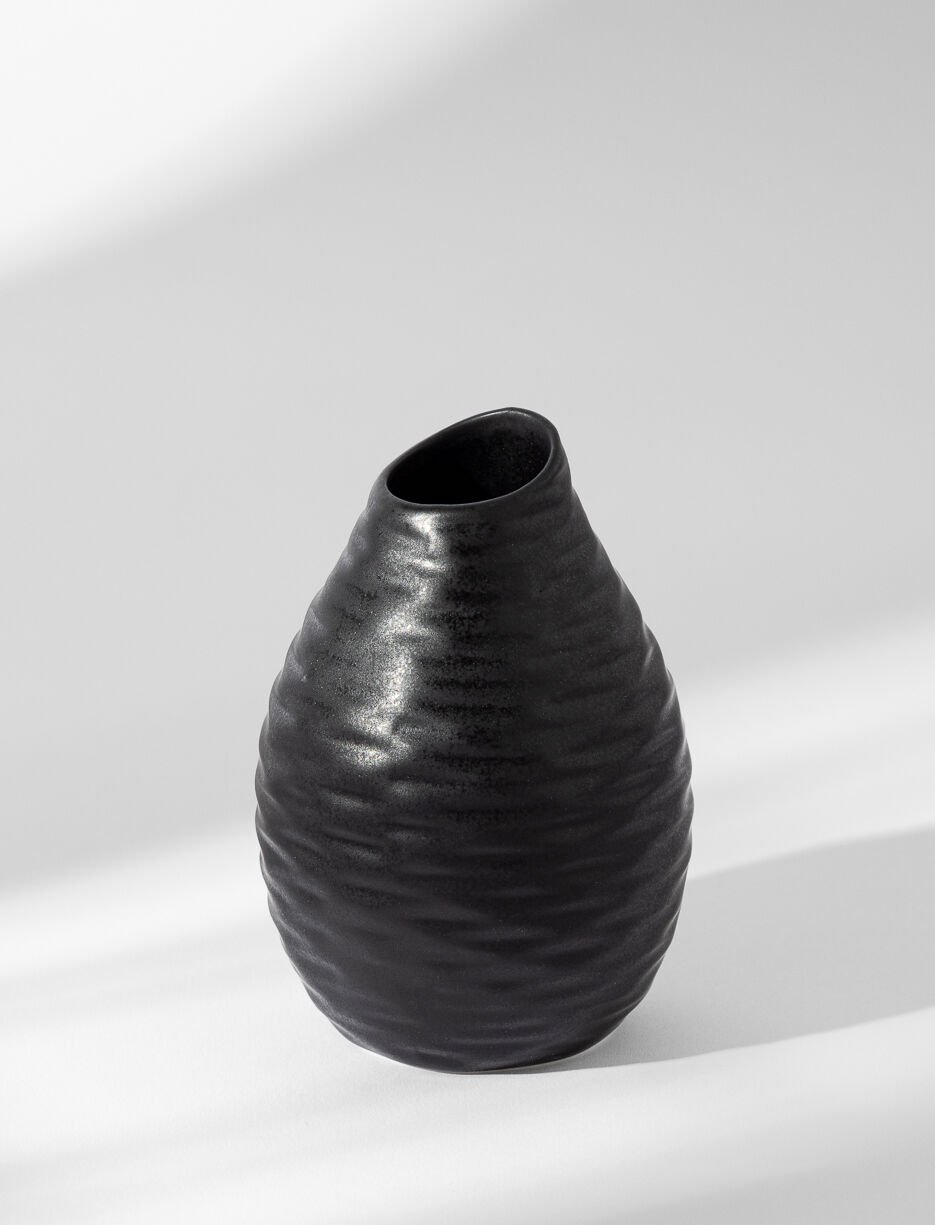 Petit vase texturé en porcelaine noire