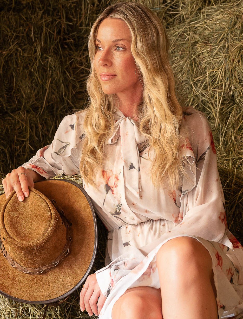 Robe fleurie à volants et col lavallière