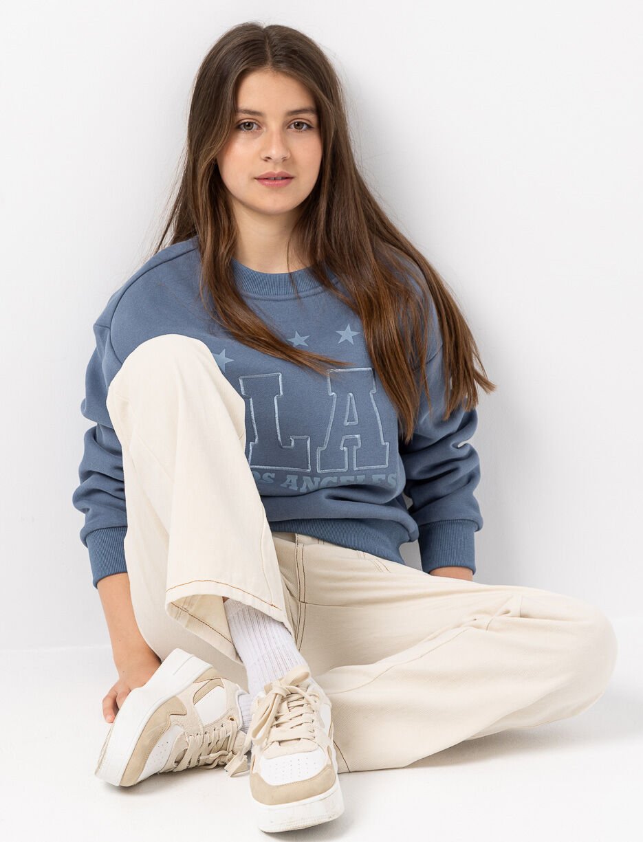 Chandail à col rond avec broderie « LA »